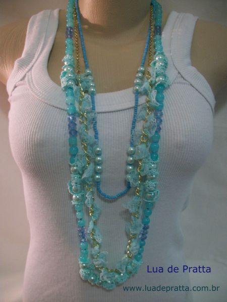 Colar azul com renda
