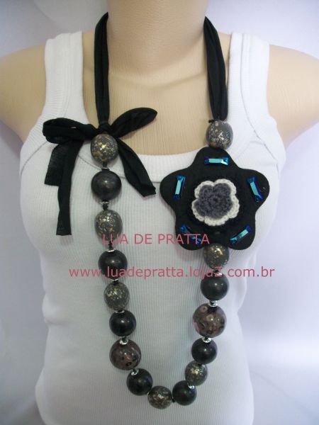 Colar com flor de feltro