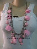 Colar com flores rosas