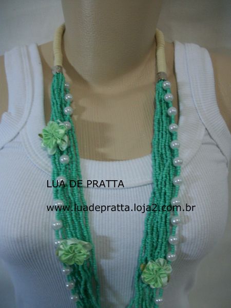 Colar verde com florzinhas