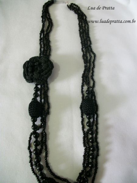 Colar preto com flor