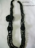 Colar preto com flor