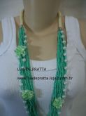 Colar verde com florzinhas